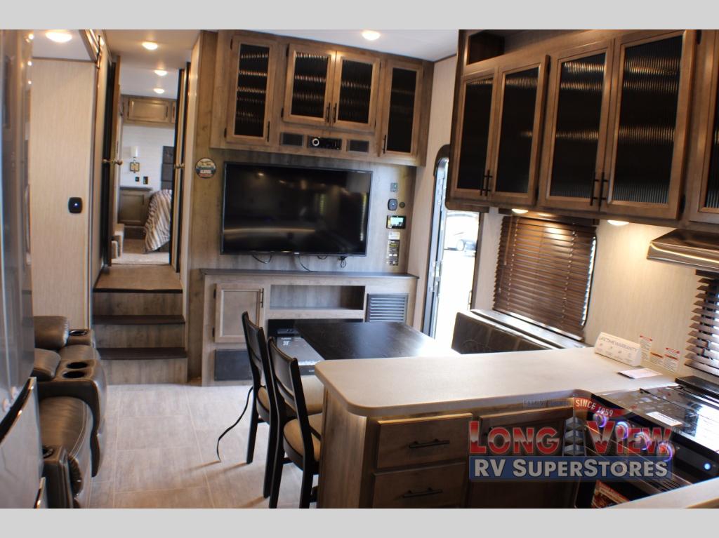 Toy hauler dinette and entertainment